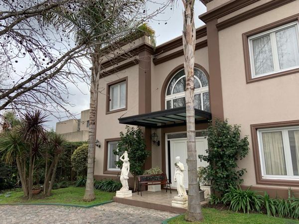 Foto 2 de Espectacular Casa en Barrio Privado
